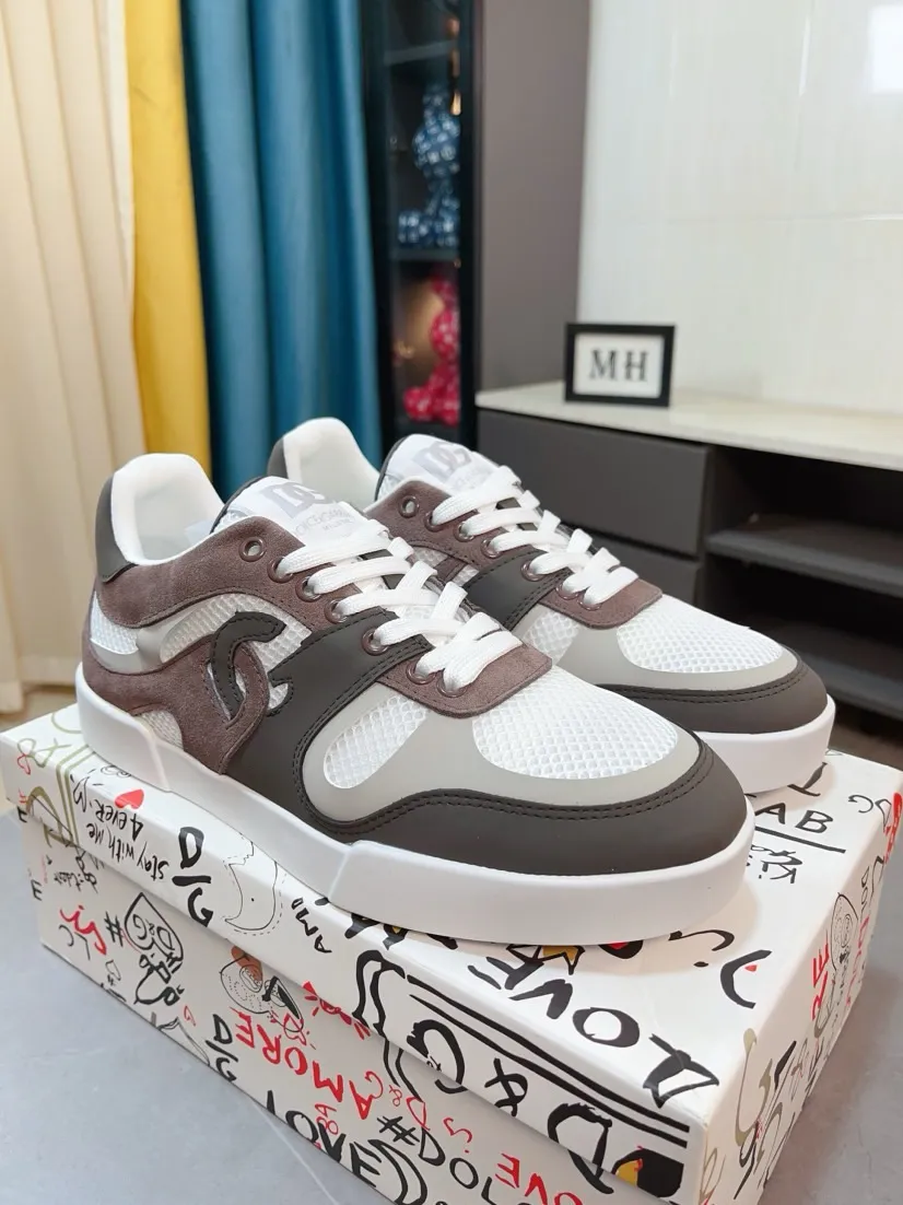 Men's shoes 💰440🌹🌹"Dolce & Gabbana DG" original imported first-layer cowhide ➕ sheepskin lining, light on the foot, comfortable, versatile, original special outsole 🔥favored by trendy men, welcome to compare quality 🔥exquisite luxury, super A level! Compared with the genuine product at the counter, the version is no worse at all! Code number 36-46